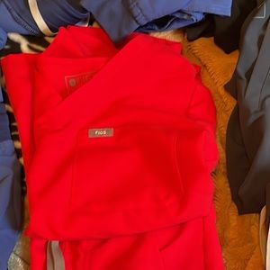 Reserved red figs set